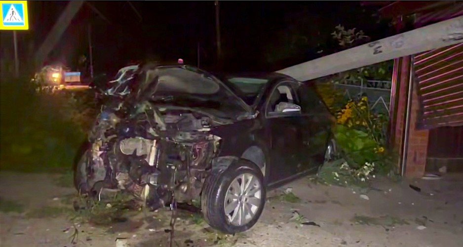 разбитая машина стоит