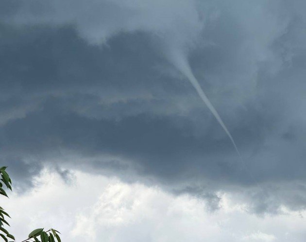 смерч в небе