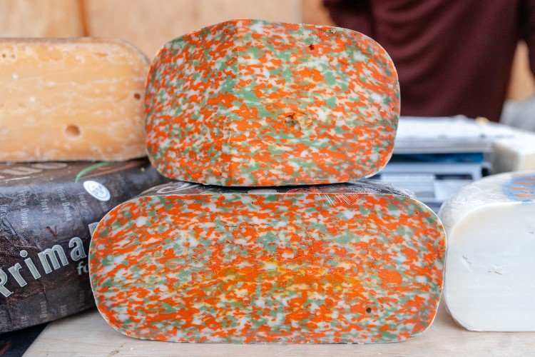 сыр лежит на прилавке