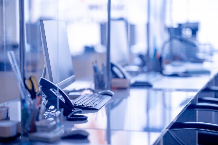 телефон стоит на столе