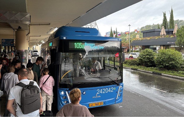 люди садятся в автобус