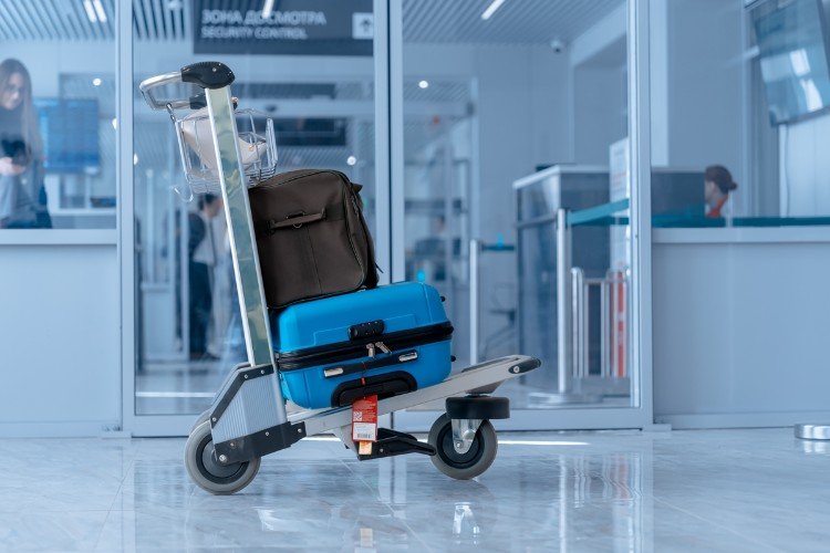 тележка с багажом стоит