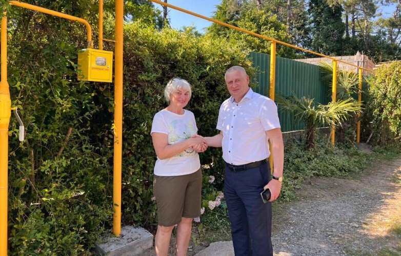 мужчина и женщина стоят на дороге