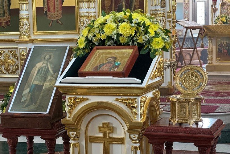 икона стоит в храме