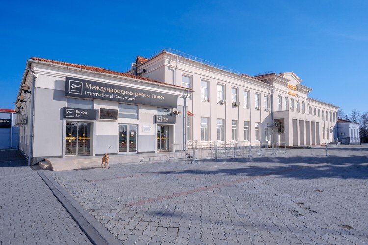 площадь перед аэропортом