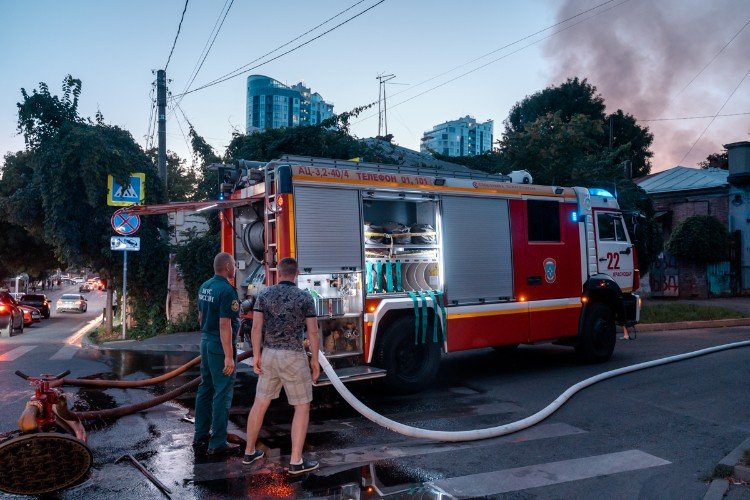 пожарная машина стоит на дороге