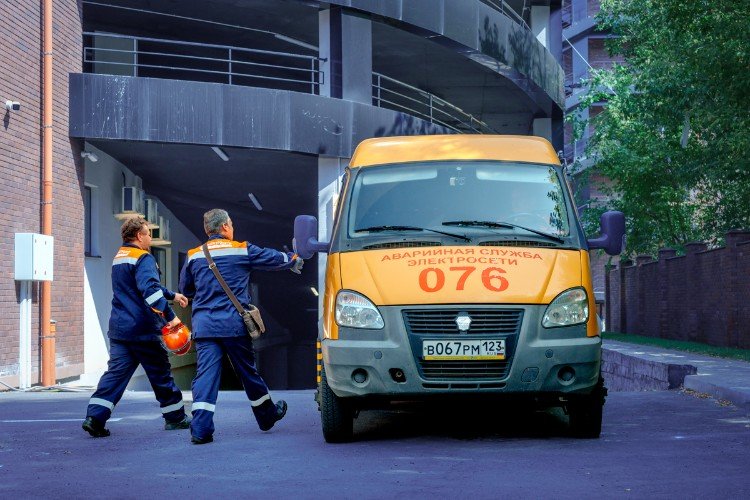 мужики идут к машине