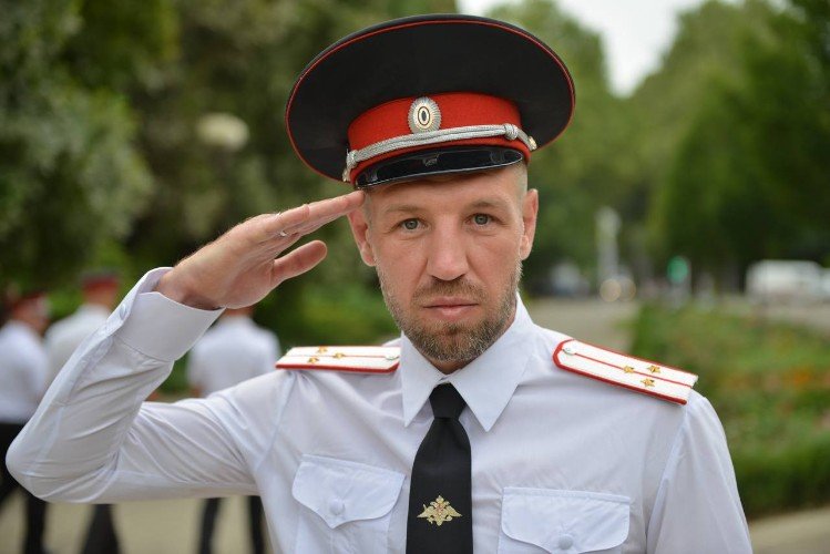 Депутат Государственной думы России Дмитрий Пирог отдаёт честь