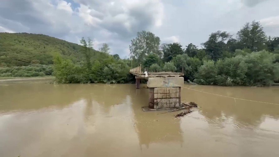 Автомобильный мост обрушился в районе Горячего Ключа