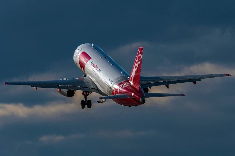 Самолёт в небе