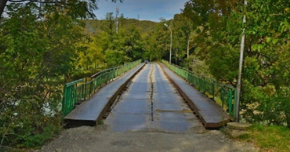 Без магазинов, аптек и медпомощи: в курортном Лермонтово люди выживают в изоляции после обрушения моста