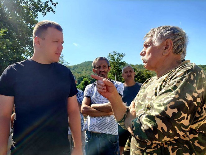 два мужика разговаривают