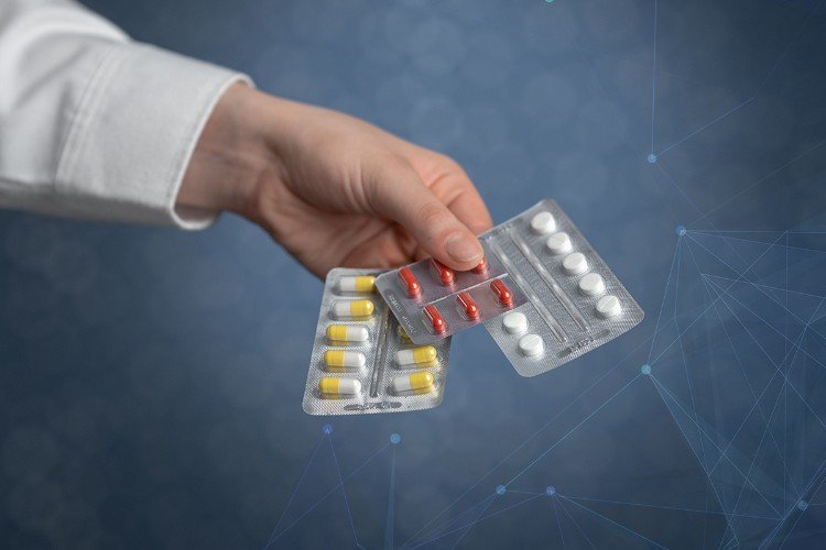 рука держит лекарства