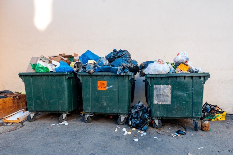 мусор лежит в баках