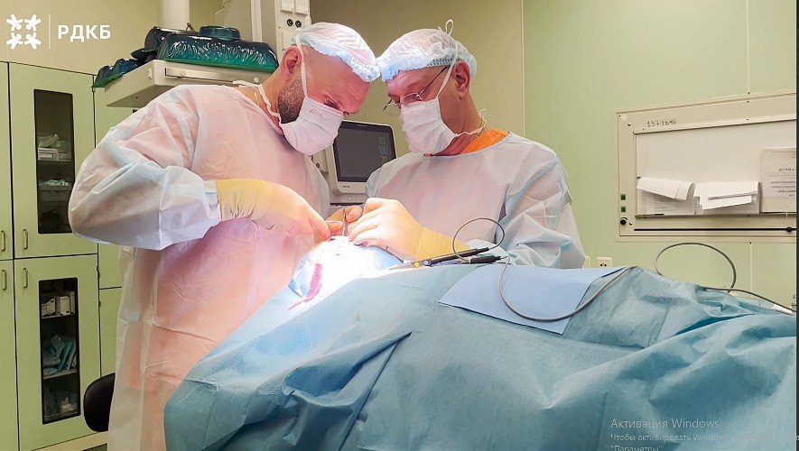 врачи делают операцию
