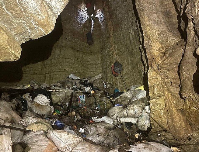 мусор лежит в пещере