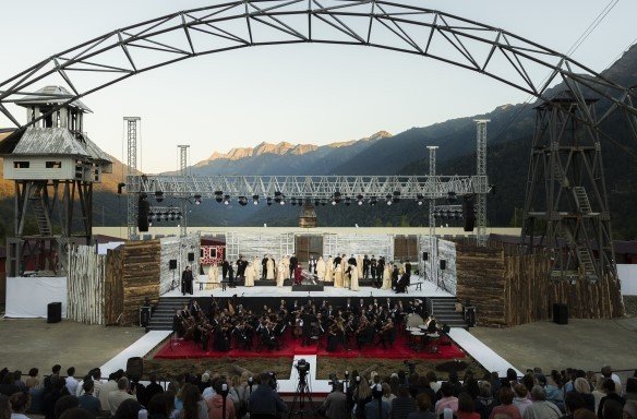 сцена стоит на фоне гор