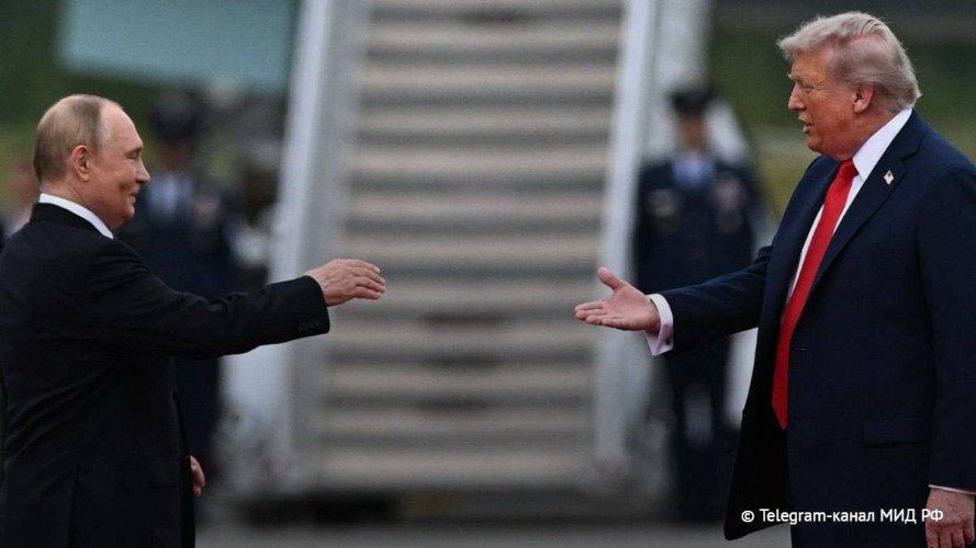 Путин и Трамп за секунды до исторического рукопожатия.