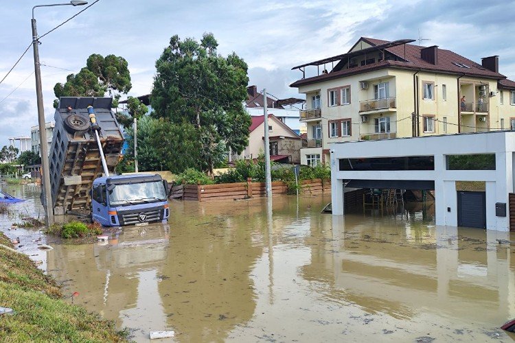 машина стоит в воде