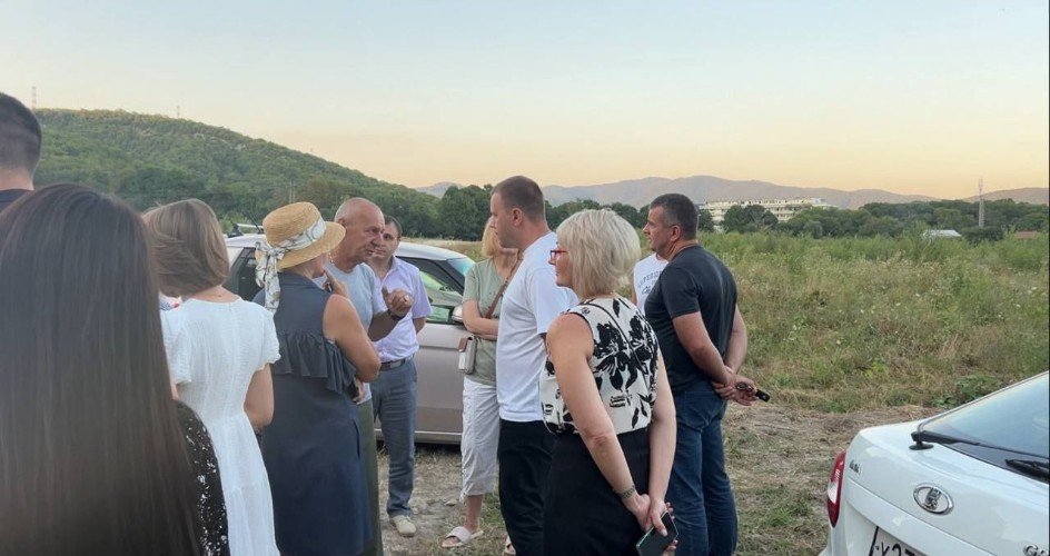 толпа людей стоит и общается