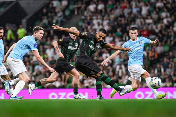 Виктор Са бьёт по воротам «Сочи»