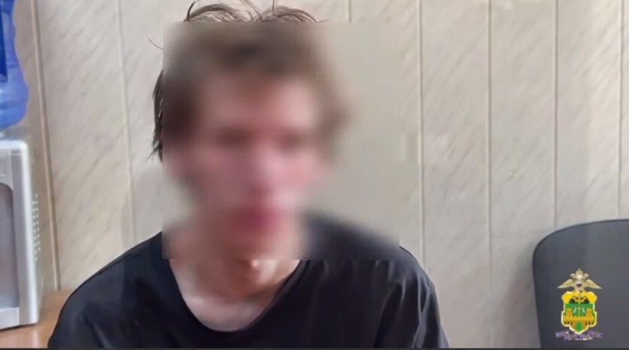 мужчина сидит в полиции