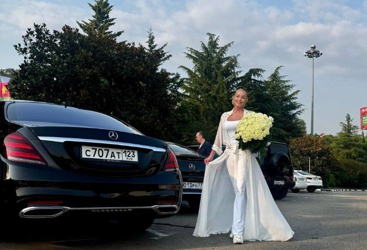 Волочкова идет с букетом