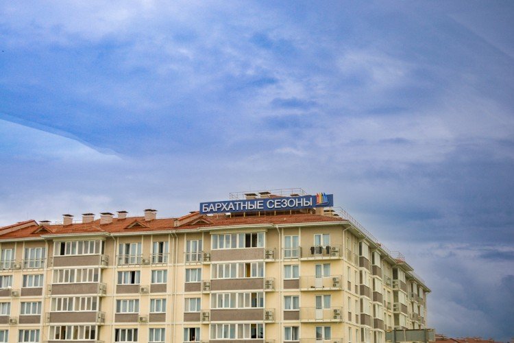 вывеска гостиницы на крыше