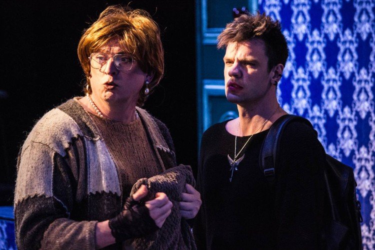 Актёры играют на сцене