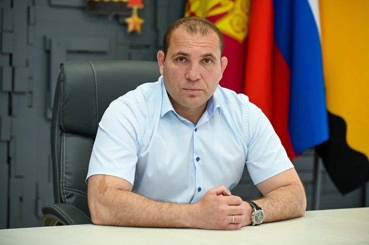 Яменсков сидит за столом