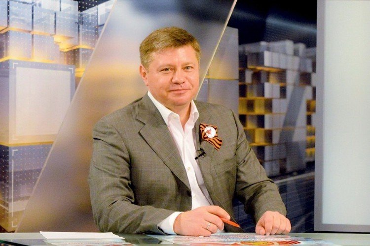 Левитский сидит за столом