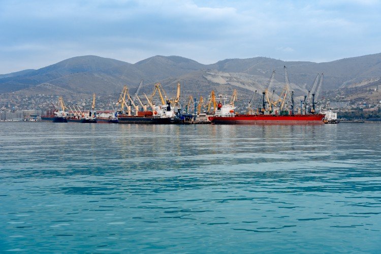 вид на морской порт Новороссийска