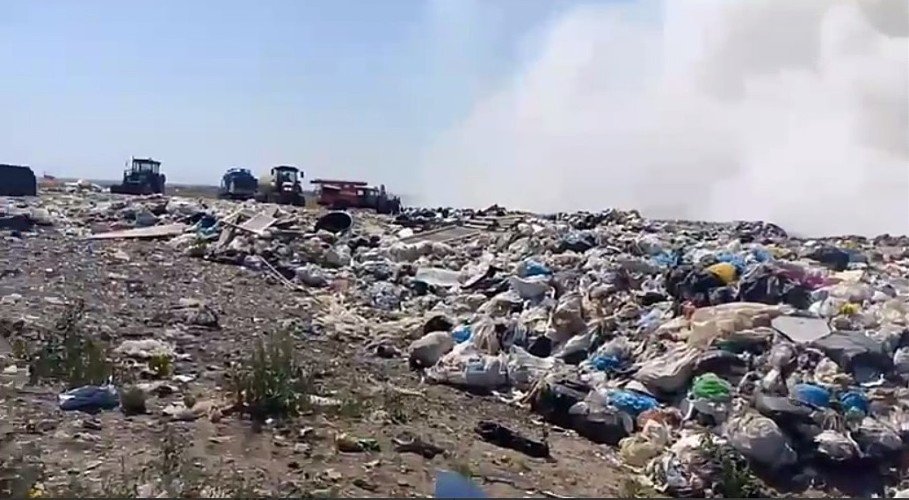 Техника стоит у горящей свалки