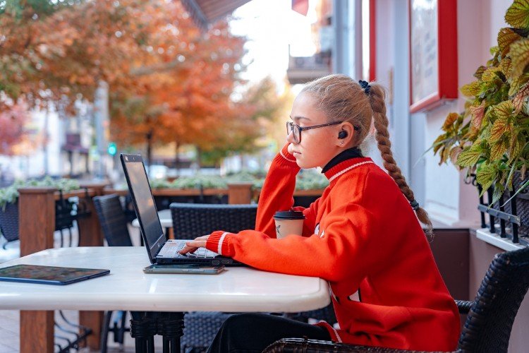 девушка смотрит в ноутбук