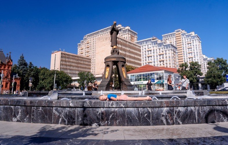 девочка лежит на фонтане