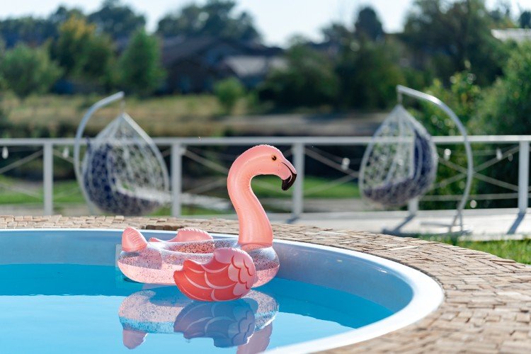 надувной круг плавает в бассейне