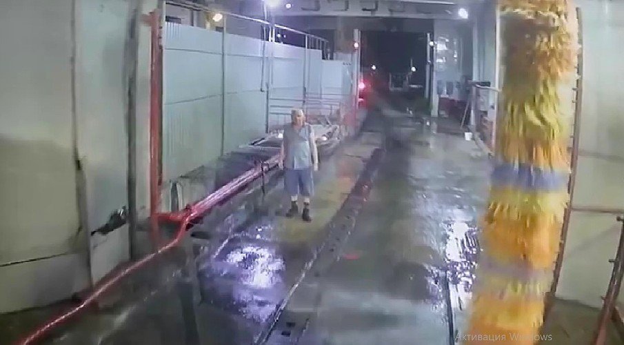 Мужчина стоит на автомойке