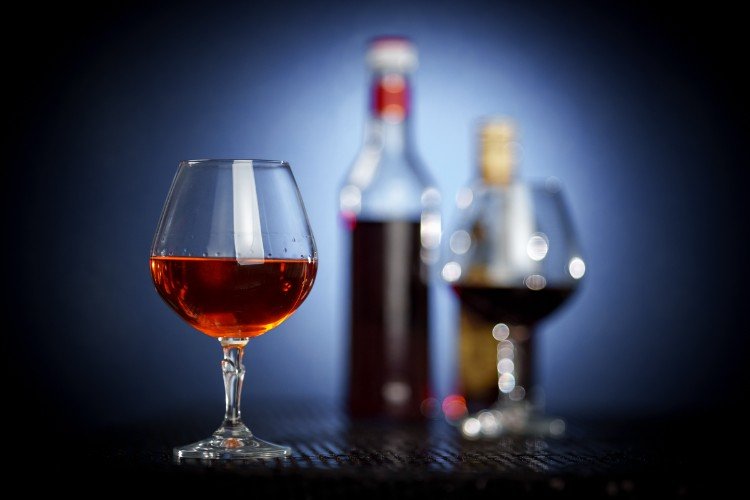 бокал стоит на столе