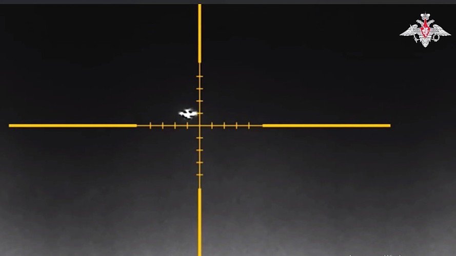 беспилотник летит под прицелом