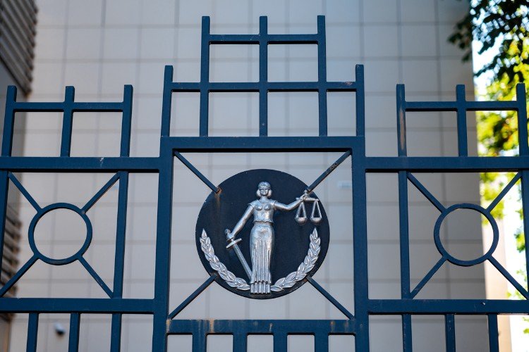 символ справедливости на заборе