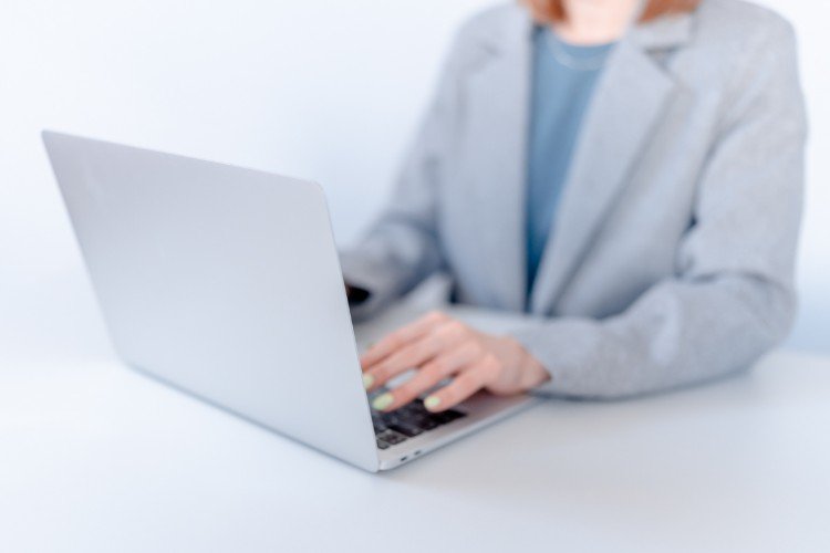 Девушка работает за компьютером