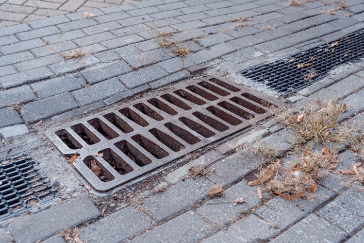 мусор лежит около ливневки