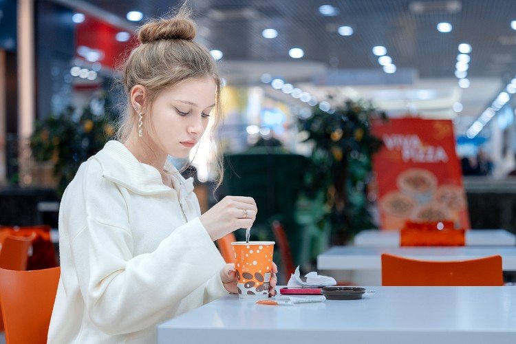 Девушка в кафе