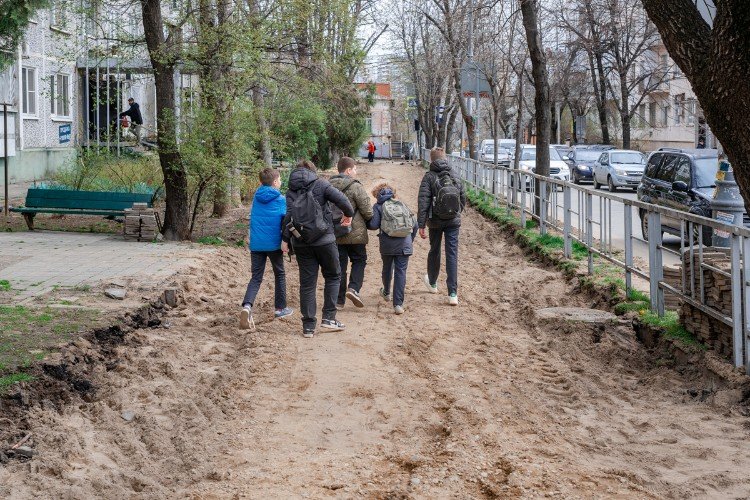 подростки идут по дороге