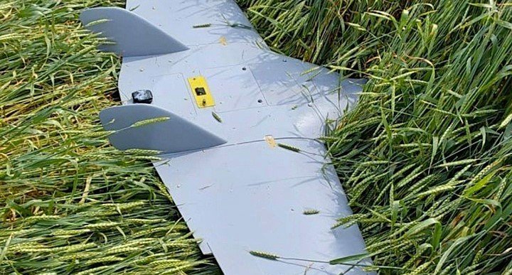 беспилотник лежит в траве