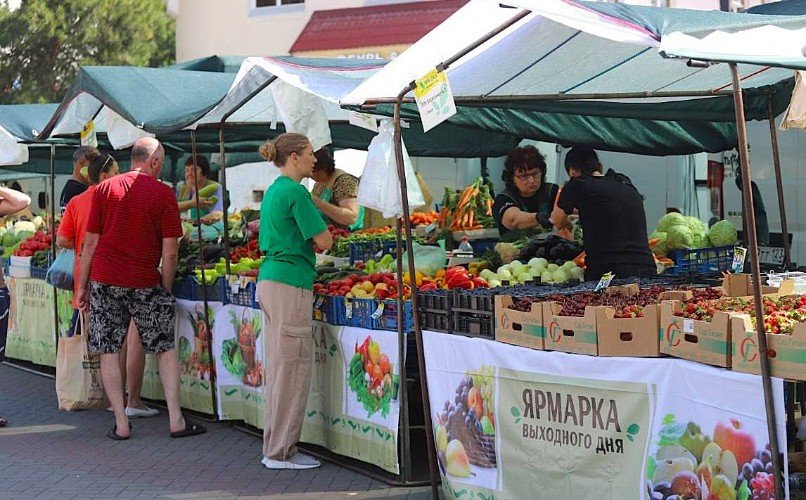 люди делают покупки у прилавка
