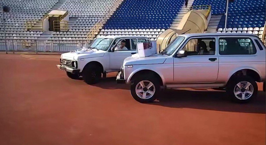 машины стоят на стадионе