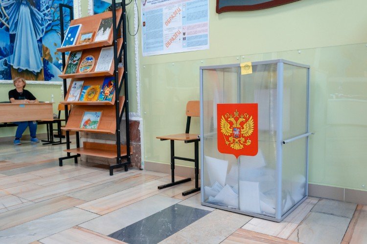 урна для голосования стоит в помещении