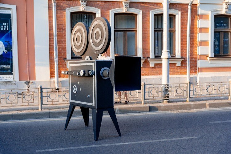 инсталляция кинокамеры стоит на улице