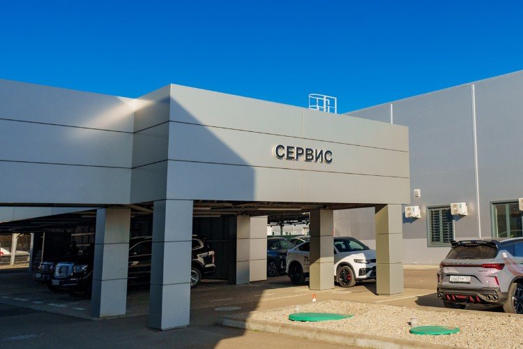 авто стоят у автосервиса